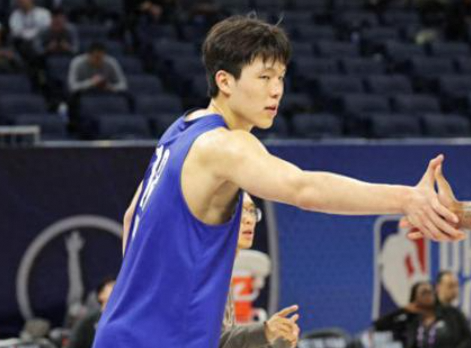 杨瀚森试训爵士轰13-0训练师赞其有姚明统治力