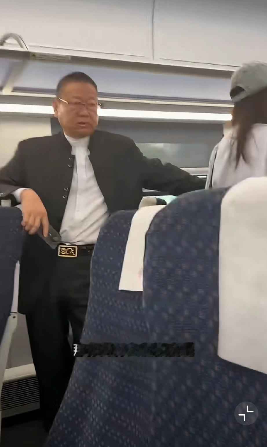 高铁上，不到半岁的婴儿啼哭不止，宝妈怕影响其他乘客，就抱着孩子到车厢连接处。可孩