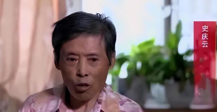1998年北京，养女史庆云整理养父遗物时翻出件旧棉袄，几张泛黄的血书从夹层飘落，