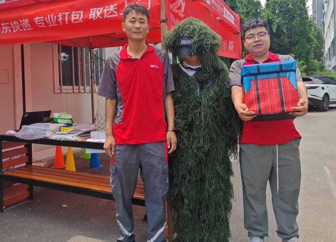 京东快递小哥变身满配小哥今天在学校看到个京东小哥cos特种兵送快递，头盔戴上吉