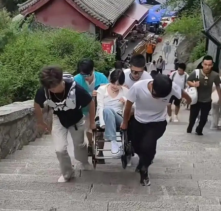 6月16日，山东泰安，一女生18岁因骨癌截肢，她说她还没有真正爬过山。偶然间她在