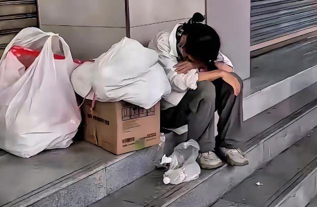 暖心一幕！四川成都一名刚毕业的女孩求职无果，拖着行李箱在街头蹲了整整一下午。就在