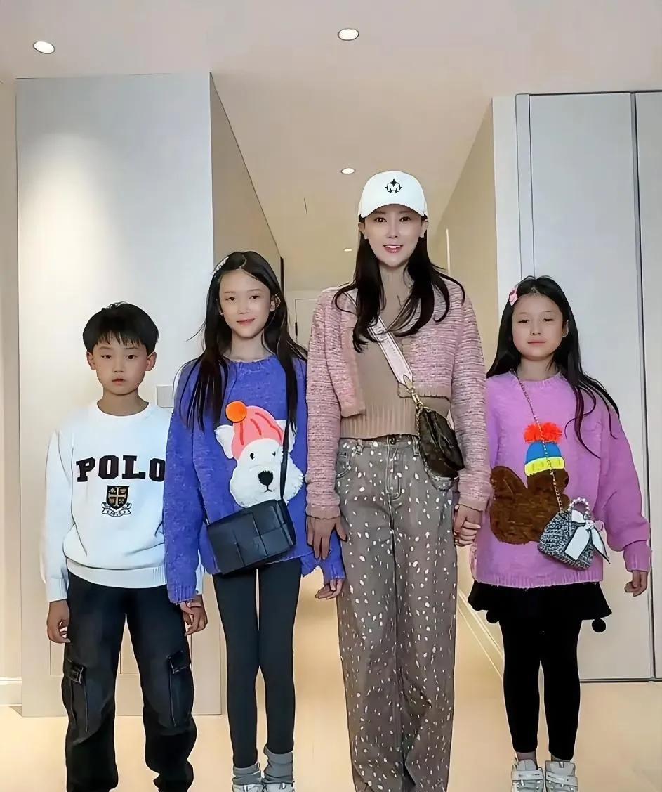 老公和我说比刘涛还狠的女人出现了那就是40岁离婚带三娃的甘薇！今天他官宣和