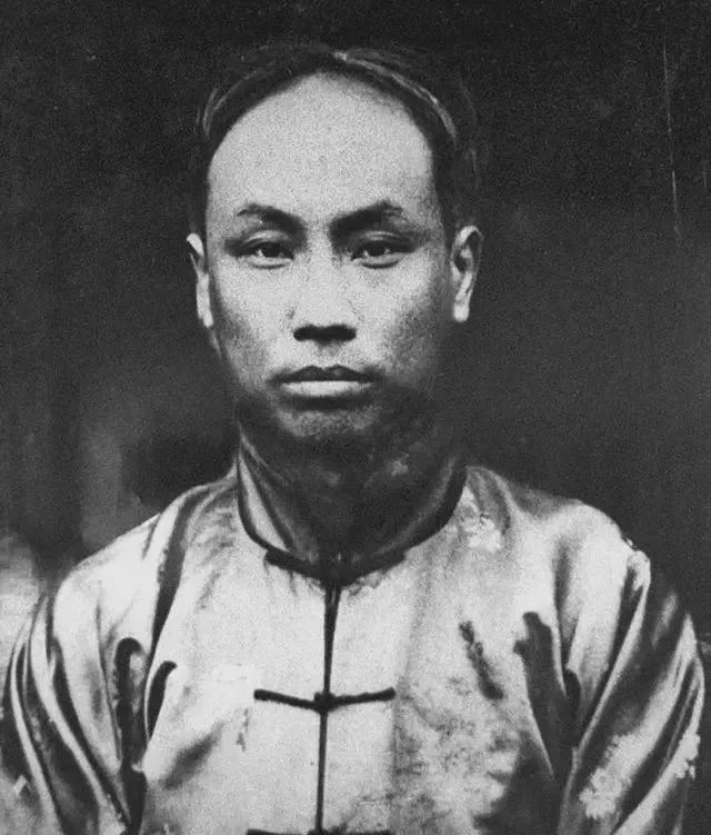 1953年，毛主席来到陈独秀的老家安庆视察。突然，毛主席问工作人员：“陈独秀家还