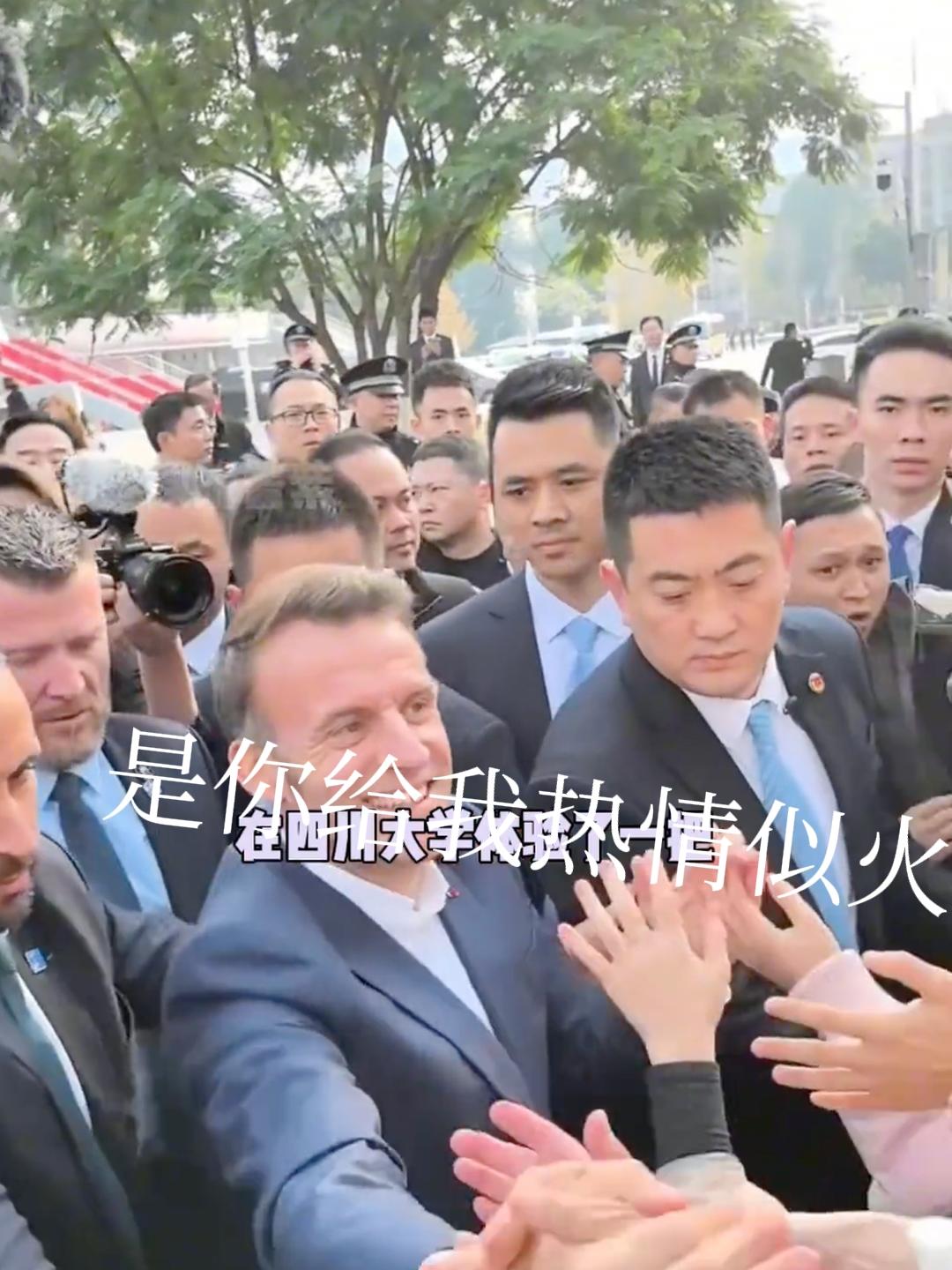 马克龙被大学生的热情围绕，这一波情绪价值提供，让小马哥找到了当总统的感觉！如果