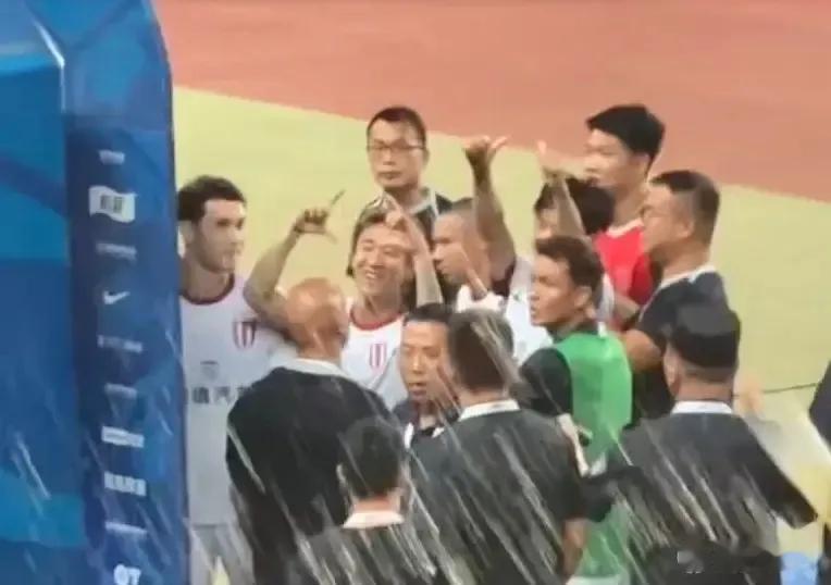 全国各地的球迷们，你有没有觉得，成都这个城市被蓉城俱乐部极端球迷和韦世豪拖累了呢