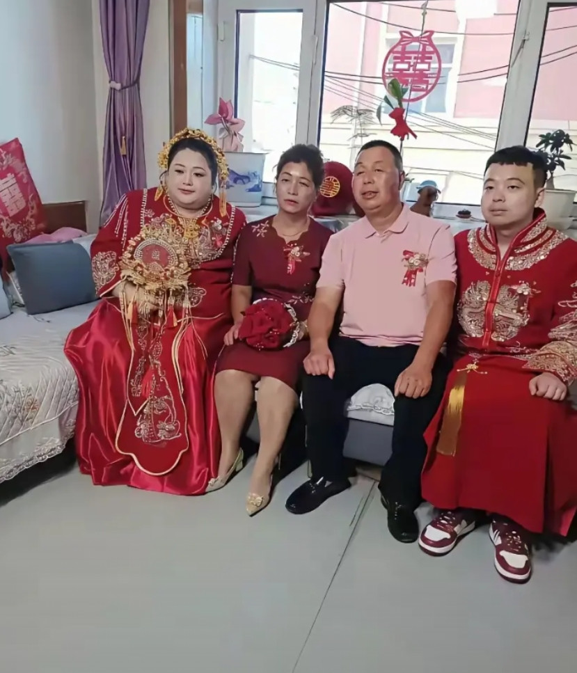 这哥们大喜的日子，怎么没有一点笑容呢？定眼一瞧！终于理解这兄弟的心情了，但我只能