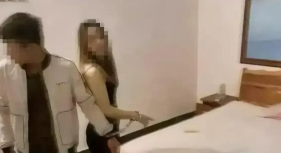 这婚姻还坚持干啥？2025年，河南，男子半夜下班回家，发现一陌生男子躺在妻子旁边