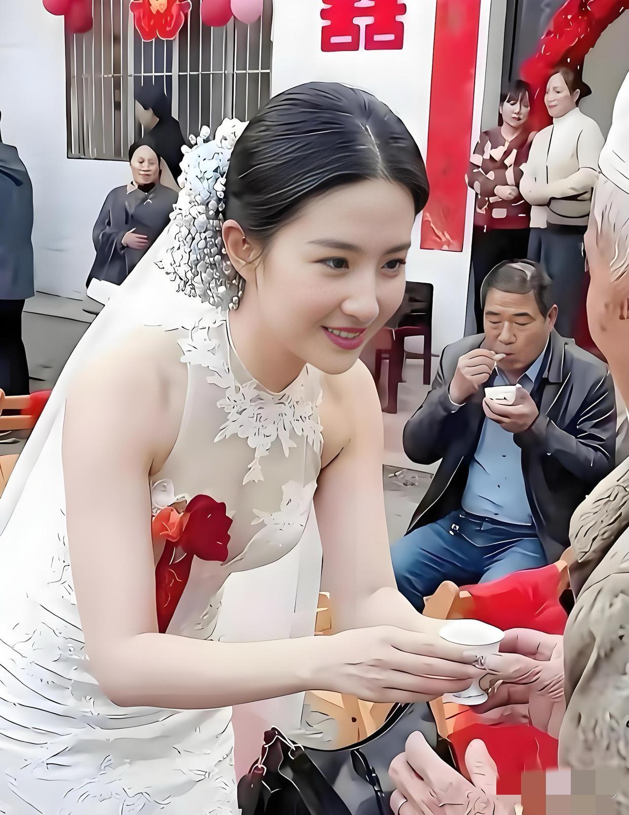 这新娘也太绝了吧！五官、气质都和刘亦菲神似，笑起来那股温柔劲儿简直是“天仙本仙”