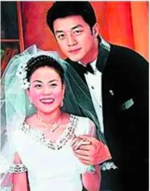 曾经多般配恩爱的一对，李亚鹏父愛满满似窦靖童为亲生女，如今物是人非，全都翻片了，