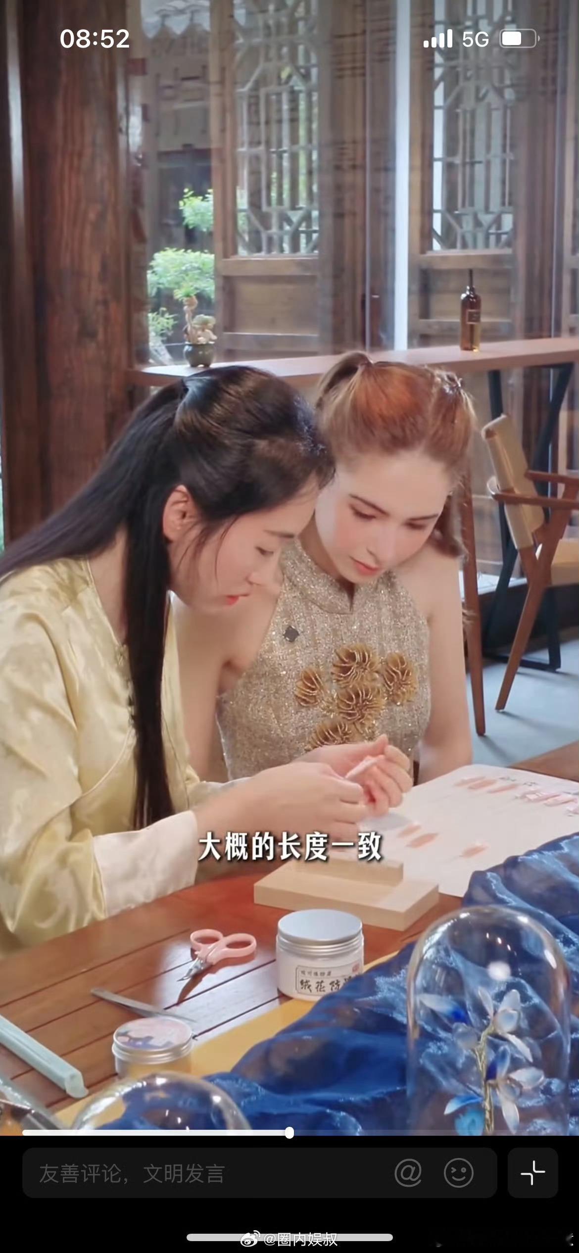 周杰伦昆凌大女儿很喜欢穿汉服10月9日昆凌分享南京学习非遗绒花的vlog。大女儿