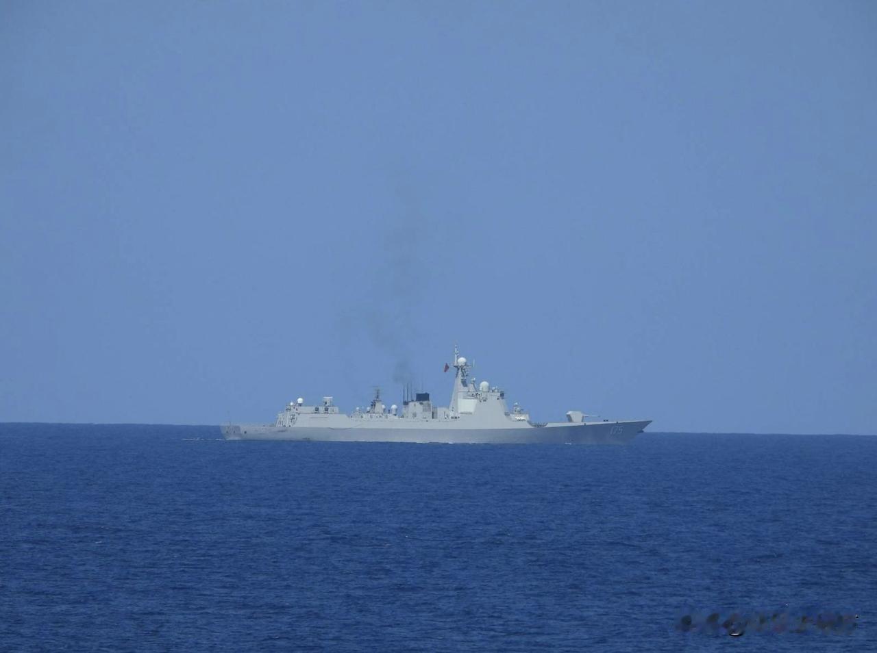 据岛内媒体爆料，台军F-16V竟跑去给歼-16当“狗仔”？家人们，这波操作你们给