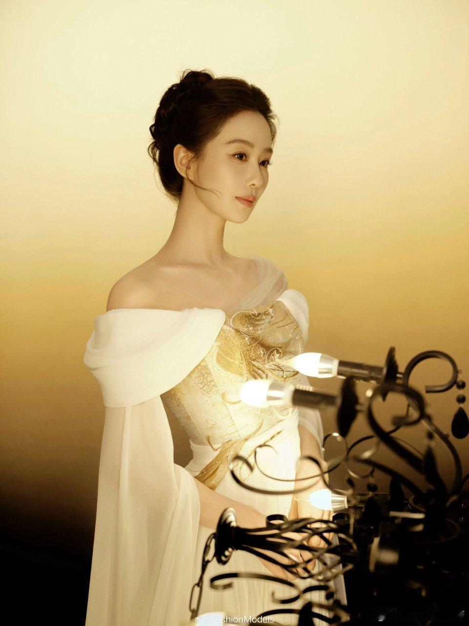 北影节闭幕式，刘诗诗这个造型完全神女来着呀。重回颜值巅峰了！