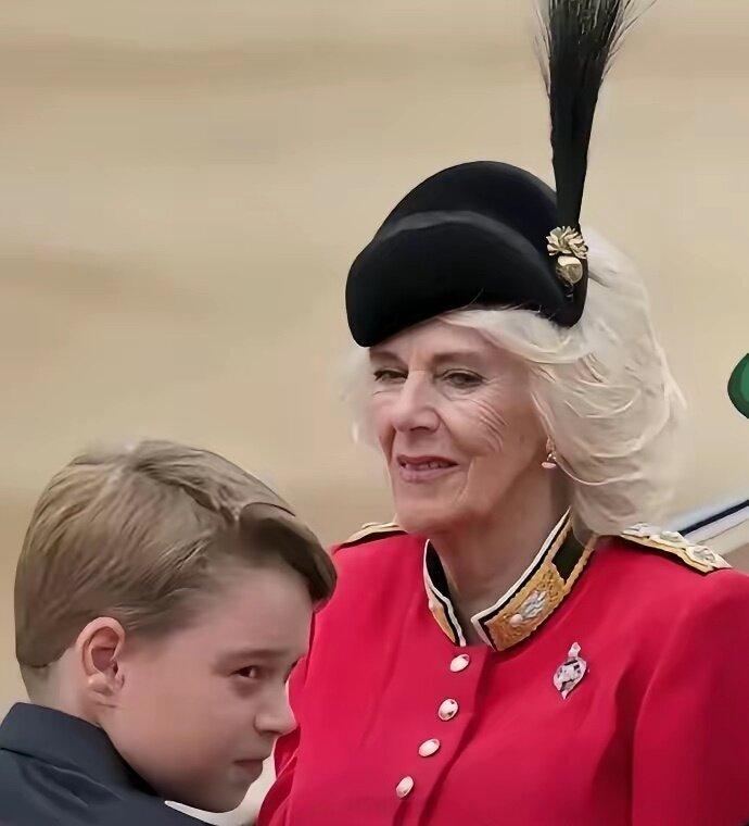 夏琳一袭白衣参加活动，仙气飘飘，难怪摩纳哥亲王阿尔贝二世不愿意离婚。幸好她没有