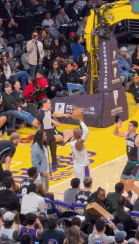 在今天进行的湖人和灰熊的比赛中，发生了笑死人不偿命的一幕。当时湖人老将詹姆斯在边