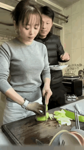 我怎么看这女的拿着刀越越欲试呀！