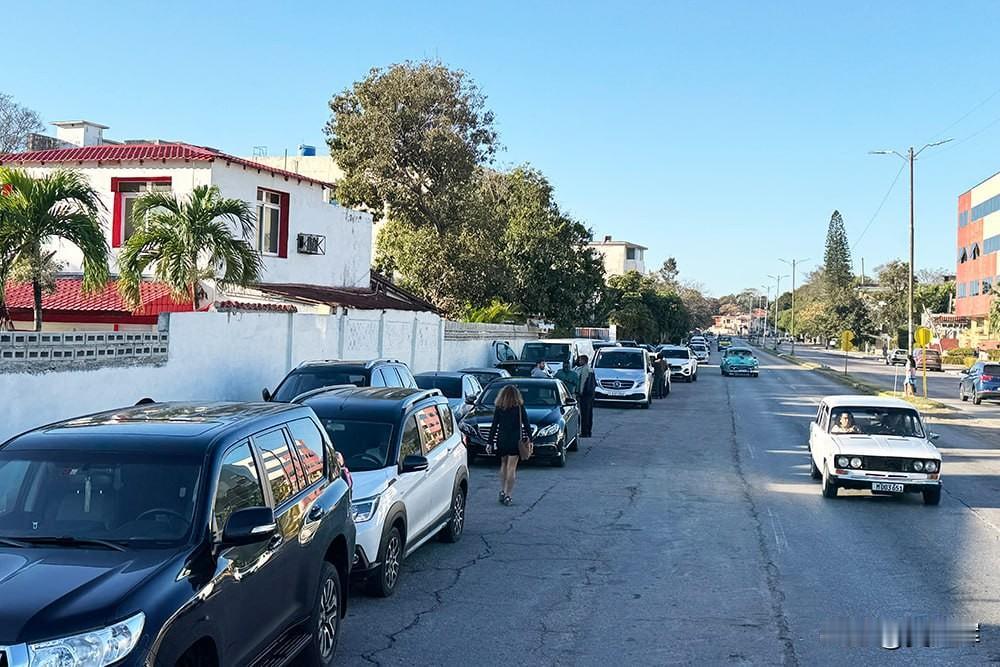 【古巴燃油危机持续：美国外交官这样加油】排队6小时，却一滴汽油都加不到。古