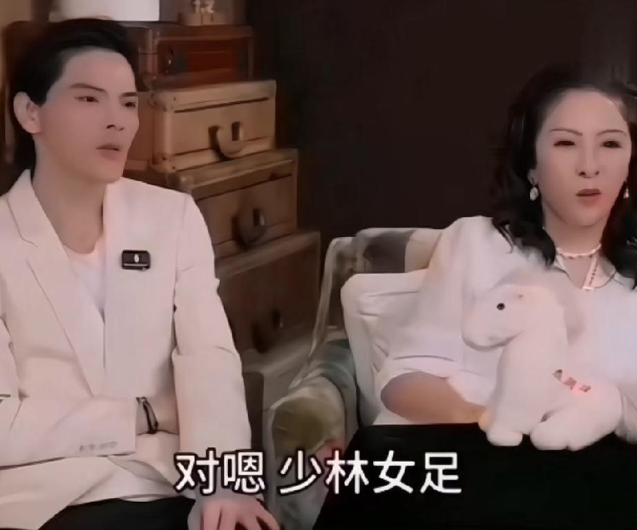 向佐叫大家别看【功夫女足】向太拍了一下他，笑着说：“我们不学韩红姐，给个面儿