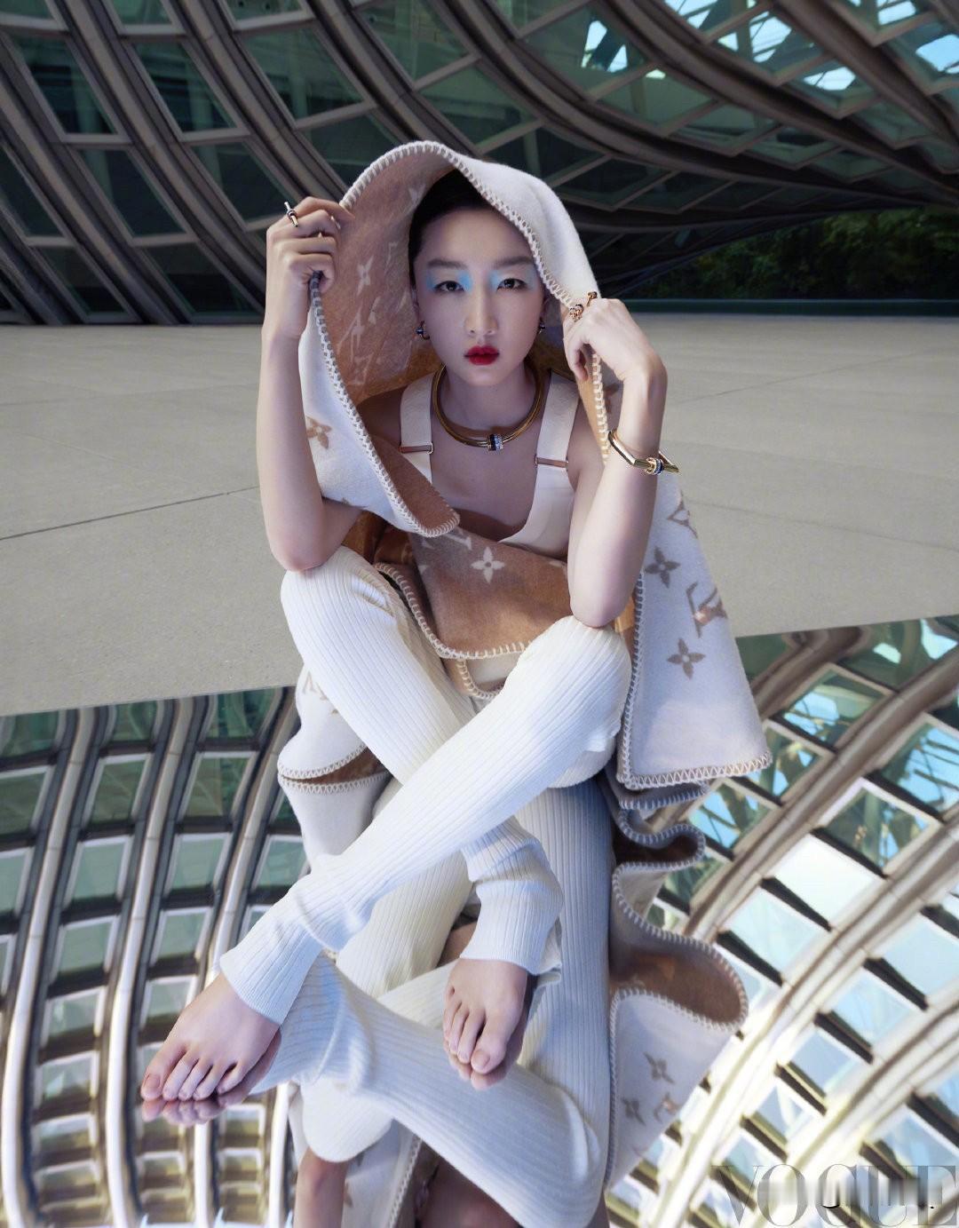 周冬雨Vogue六月刊杂志大片，不得不感叹一下影后的时尚驾驭力越来越厉害了，蓝眼