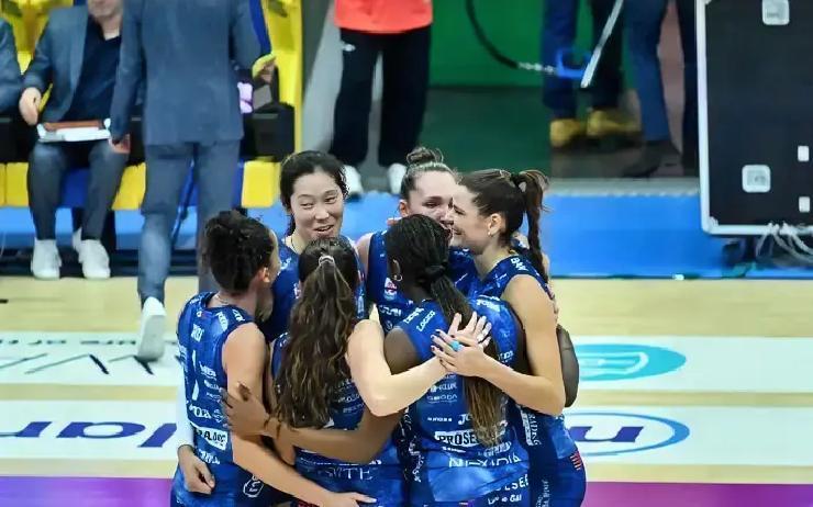 她扣球点高过篮筐，却怕一个人抬手——朱婷的指尖离她只有17厘米。艾格努砸穿