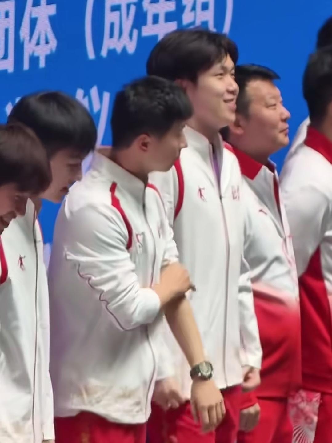 原来马龙才是北京队真正的现眼包，无论是在巴黎奥运会，还是在今年的全运会男团颁奖仪