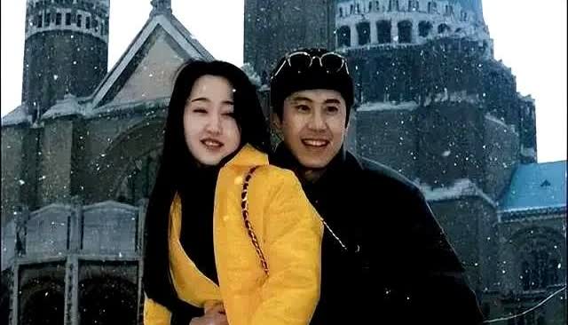 这是赖文峰和杨钰莹唯一的留念照片那时候的杨钰莹真是火到没朋友大街小巷全