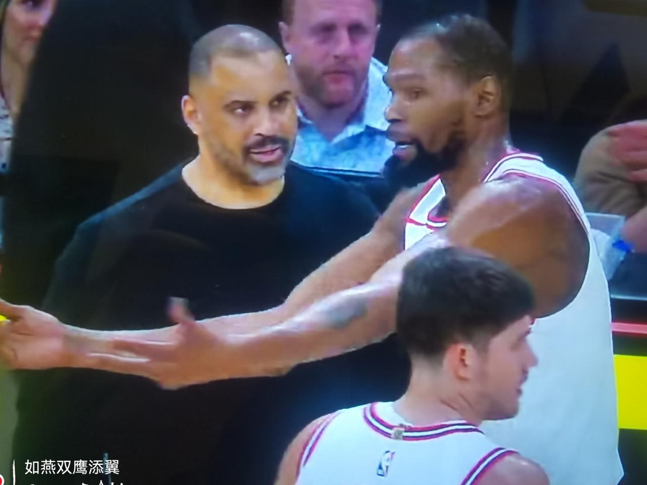 杜兰特和乌杜卡聊什么呢？火箭主场背靠背第二场，106-99，