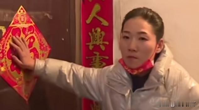 这谁敢接受？一女子二婚后，悄悄拿家里钱在外租房养前夫的两个儿子，平常打牌三更半