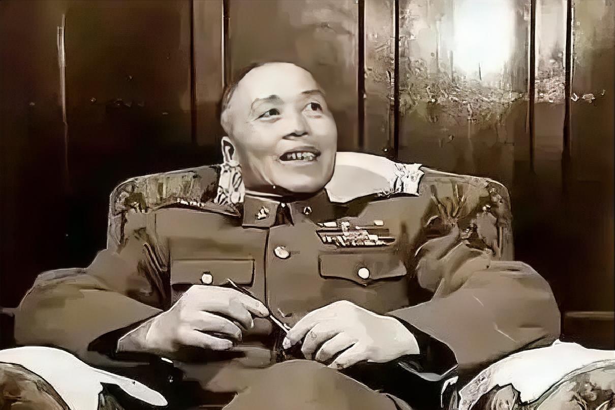 1949年南京，保密局特务周德胜潜伏在米铺阁楼，伺机暗杀李宗仁。周德胜的兄长周德