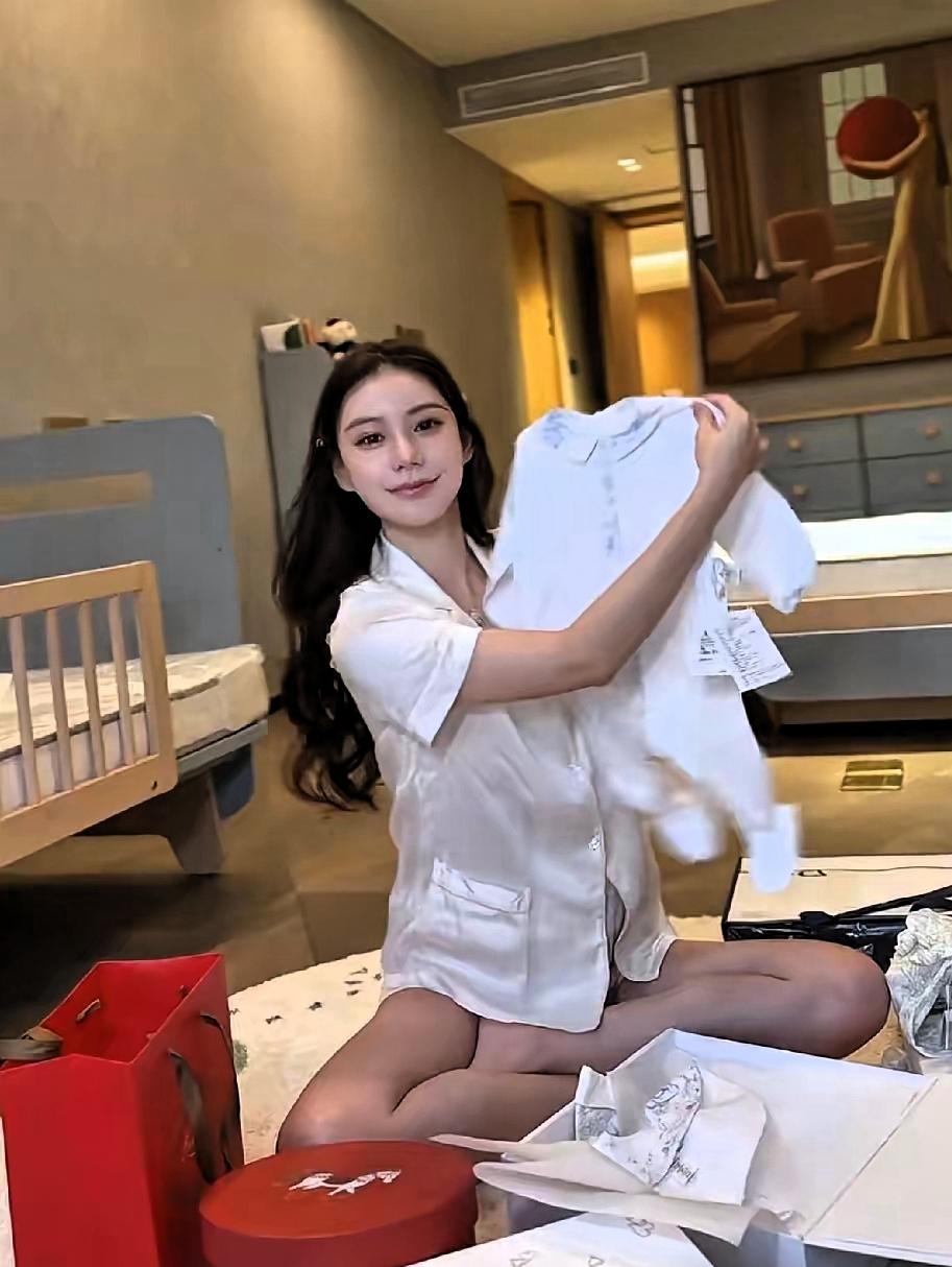 筱梅的开箱礼物，是迪奥哎筱梅发了动态，好多礼物，说小宝宝快出生了。迪奥，好