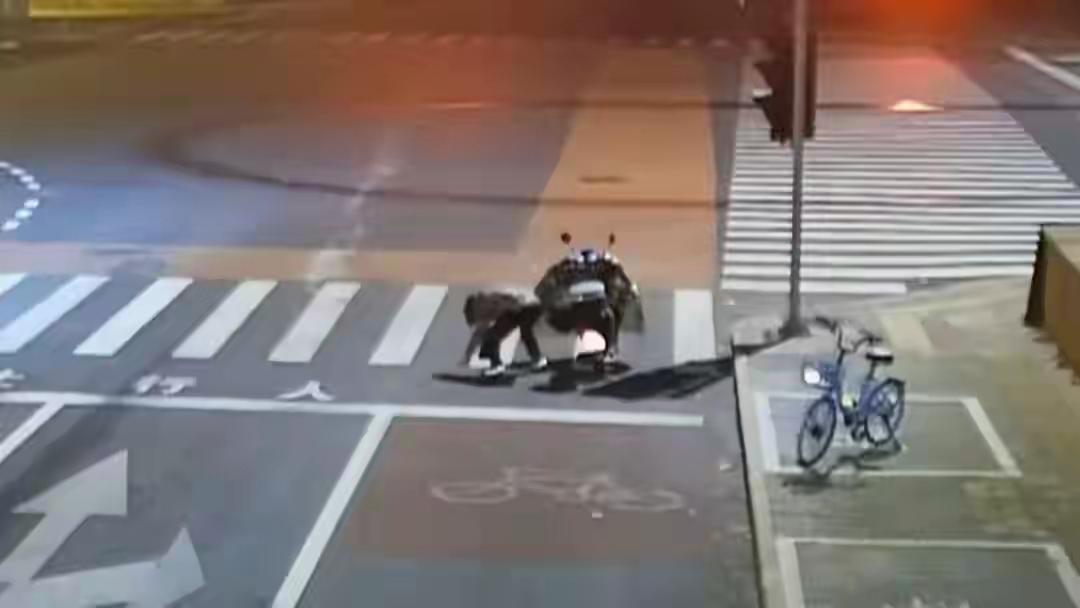 2025年11月10日晚，北京冯某聚餐狂饮近3瓶酒，醉态百出仍拒同事劝阻，执意骑