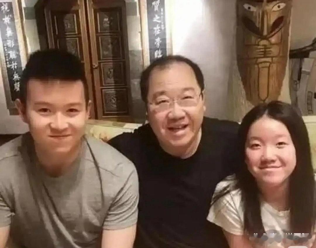 英达66岁寿宴，一家四口同框，娇妻梁欢靓丽出镜，桌上摆满茅台，巴图仅甩九个字回应