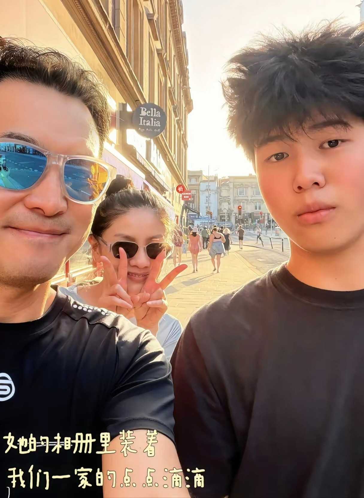 沙溢胡可前往英国探望俩儿子，一家四口穿着休闲，又酷又飒，安吉和小鱼儿，比沙溢胡可
