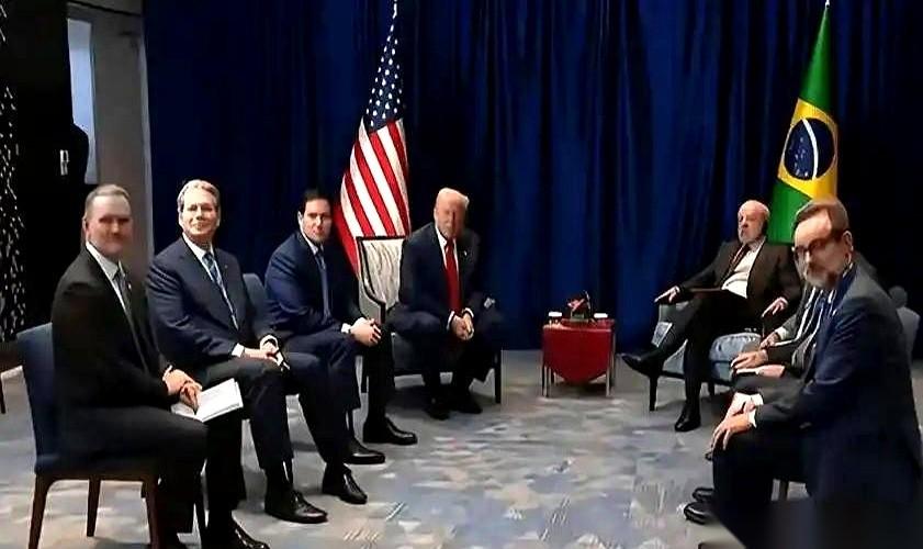 有些大佬，光是坐在那儿，气场就赢了。你看那个坐姿，身体微微后仰，双腿岔开，那叫