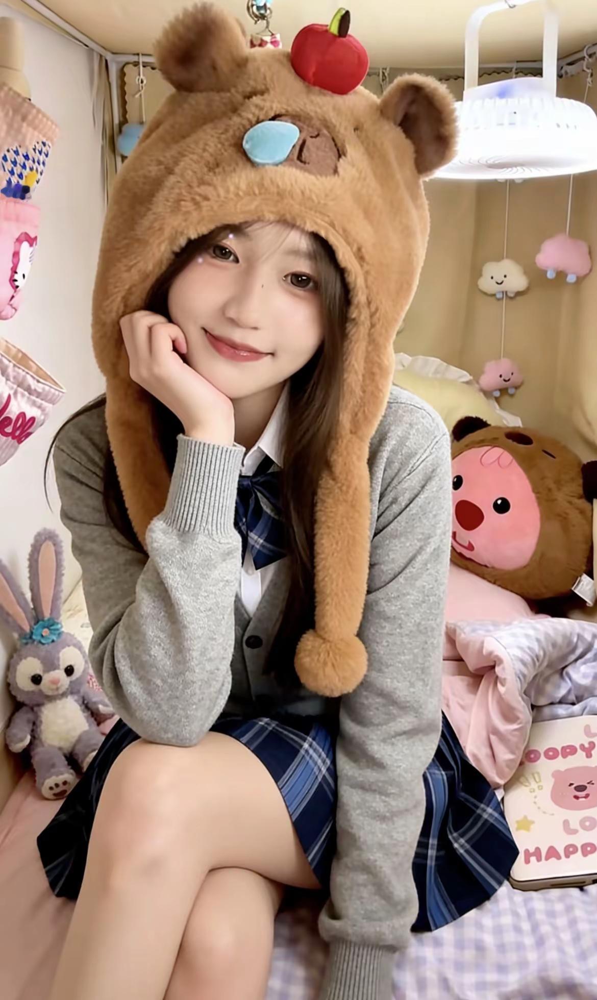 宿舍自拍系列。一键切换呆萌模式，今天也是被自己可爱到的一天✨头套的快乐生活小