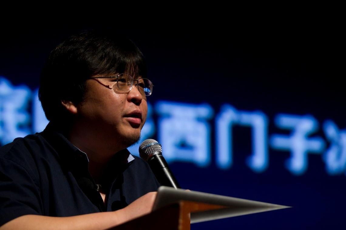 罗永浩这次可能真的慌了。他大概怎么也没想到，自己习惯性的“毒舌”点评，这次竟然