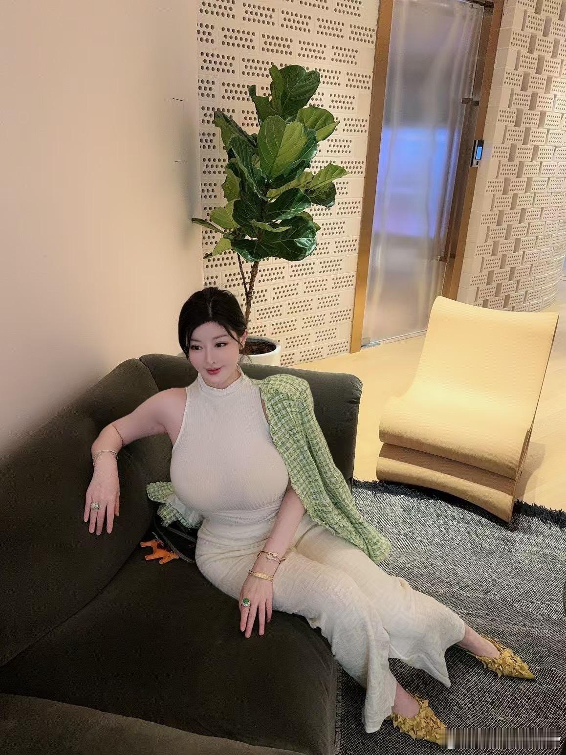 穿搭朋友说我长得柔柔弱弱，气场2.8米😆颜值街拍写真​​​