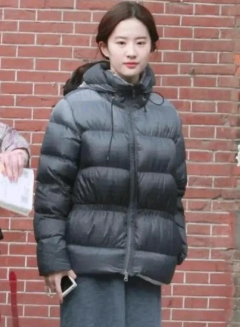 还是这么有少女感她都快40了吧这颜值还是这么抗打一身休闲打扮，看上去