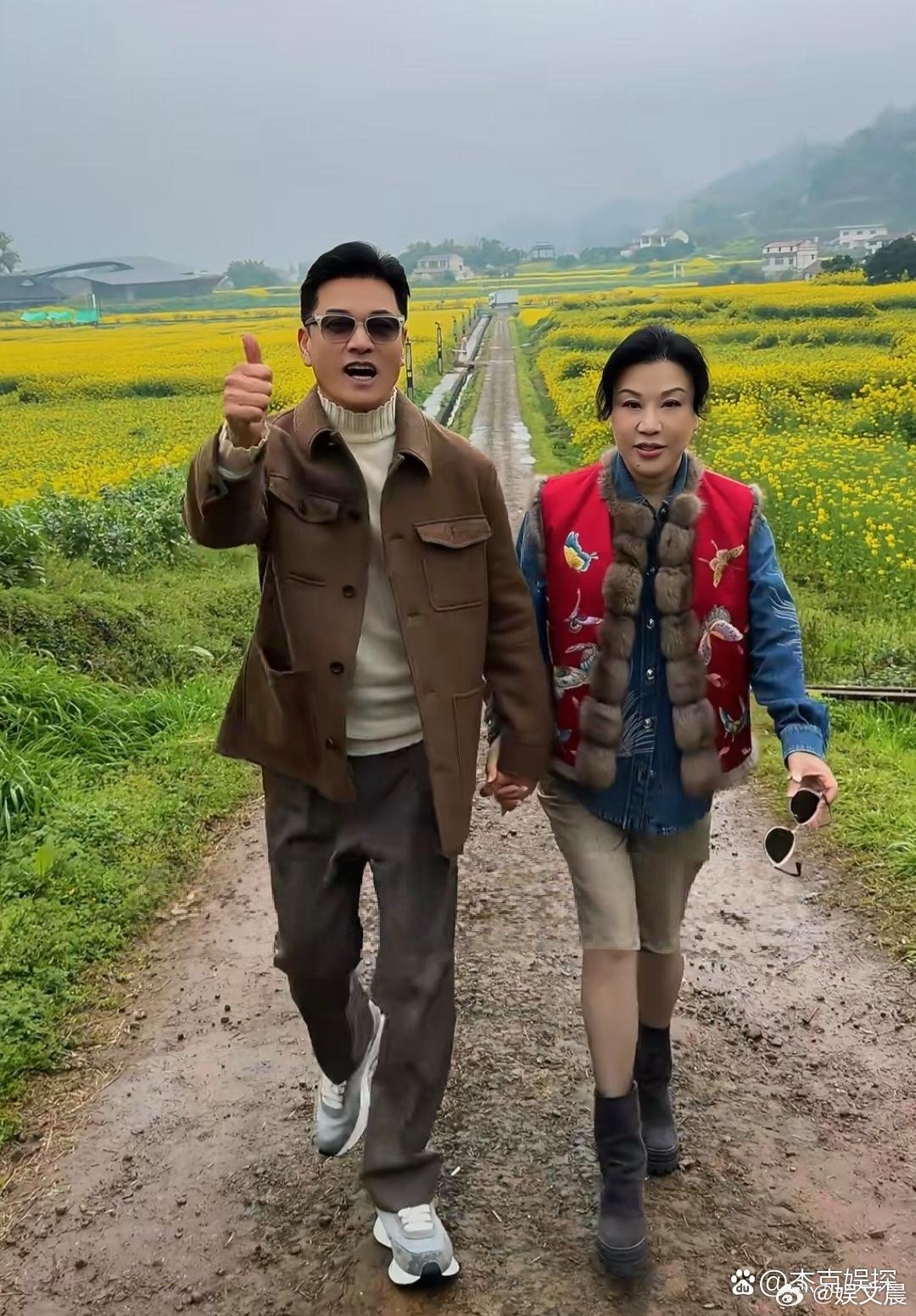 70岁吕良伟携妻子杨小娟赴乡村赏油菜花，二人牵手漫步田间小路，恩爱感拉满！杨小娟