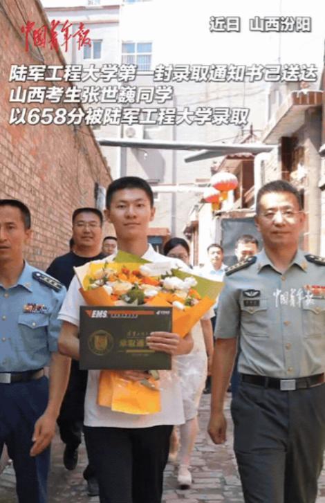 “光宗耀祖了！”7月19日山西，男生听到敲门声，以为是快递！结果，打开门却发现门