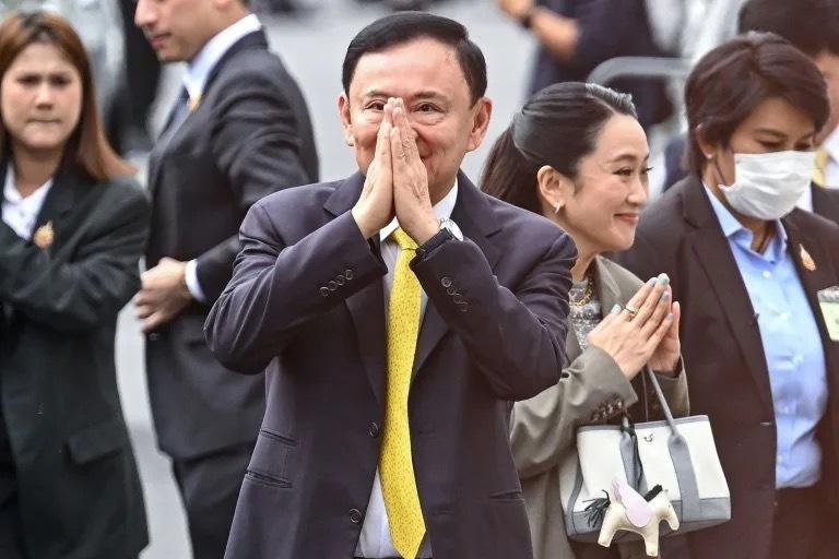 前女总理佩通坦迎来重大好消息，父亲他信入狱煎熬半年突迎王室特赦，泰国政坛格局骤然
