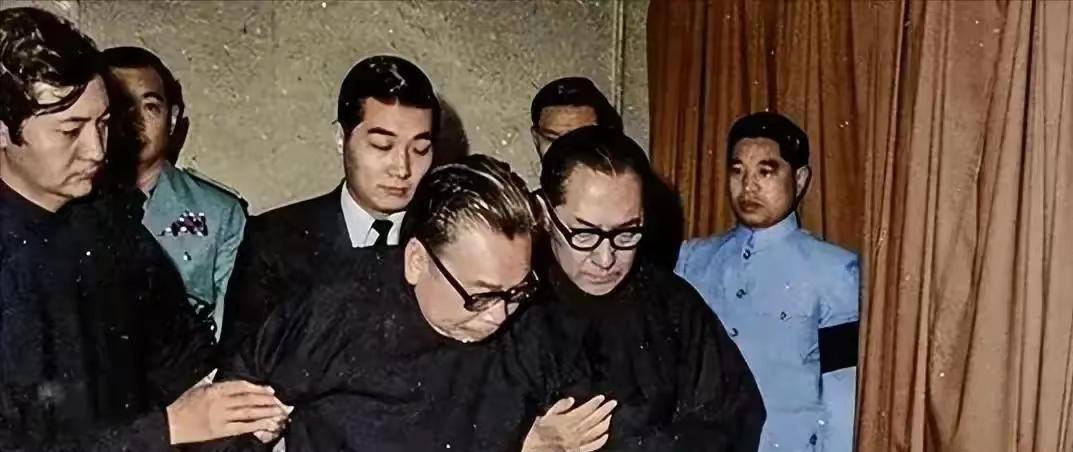 1975年，蒋介石在台湾病逝。入殓时，蒋经国按照老家习俗，给他穿了7条裤子和7件