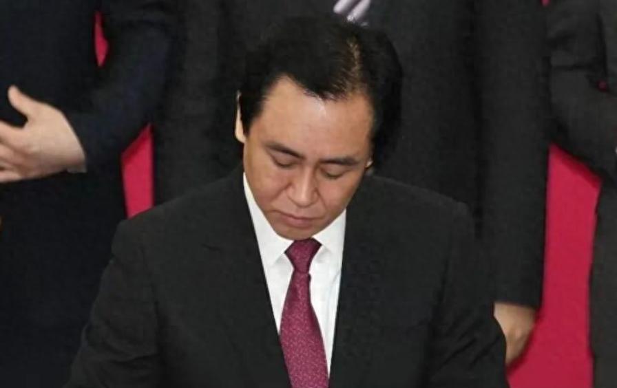 惊天大料！许家印背后神秘金主浮出水面，竟是他？如今也跟着栽了昔日号称“世界铜