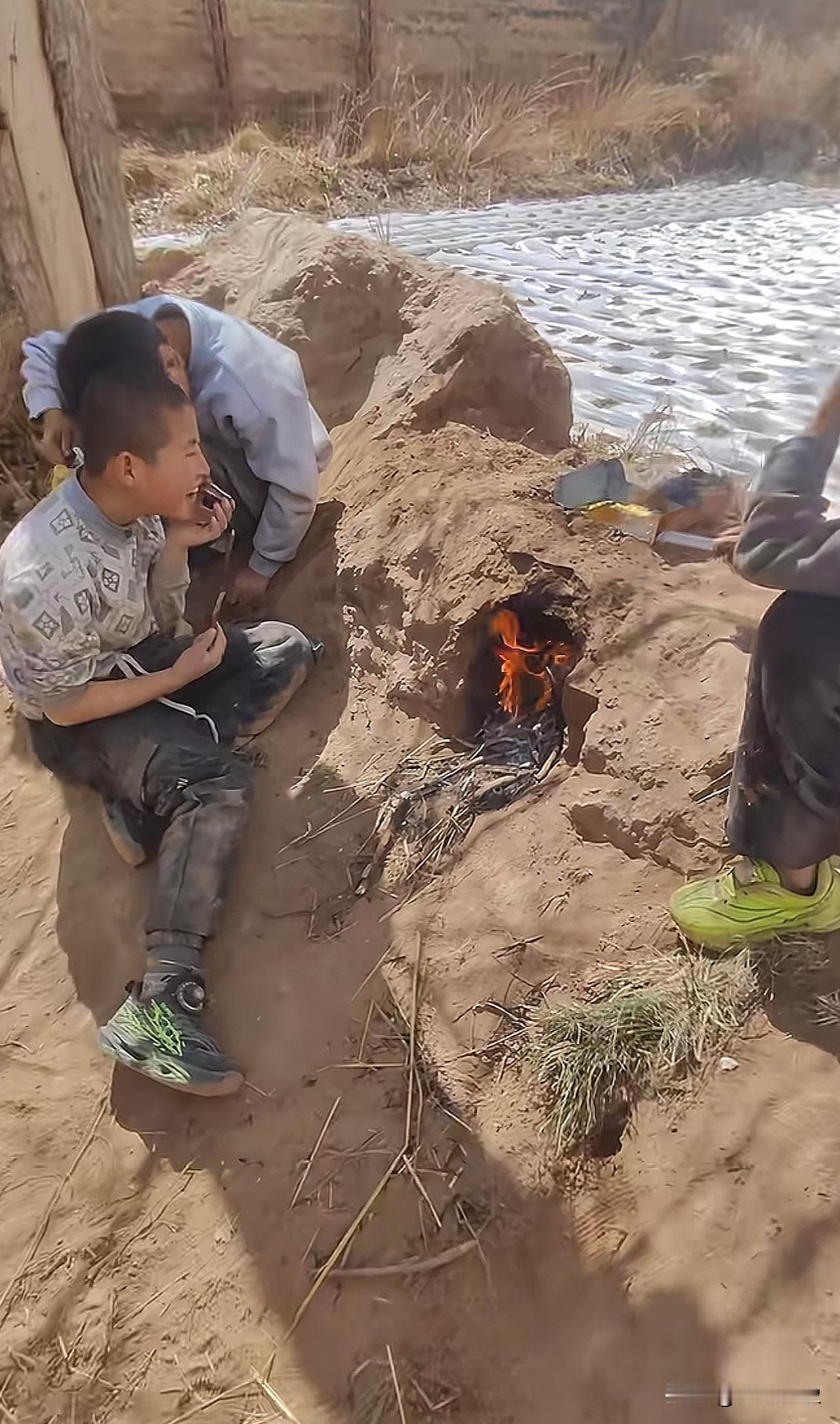 看看他们，想起了我们的小时候灰头土脸的样子，青海乡村小朋友80后