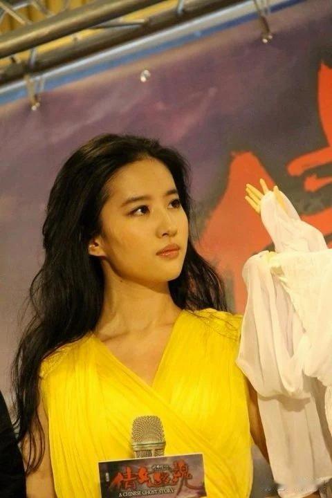 一袭黄裙的刘亦菲也太惊艳了，明媚又温柔，美得自带柔光～