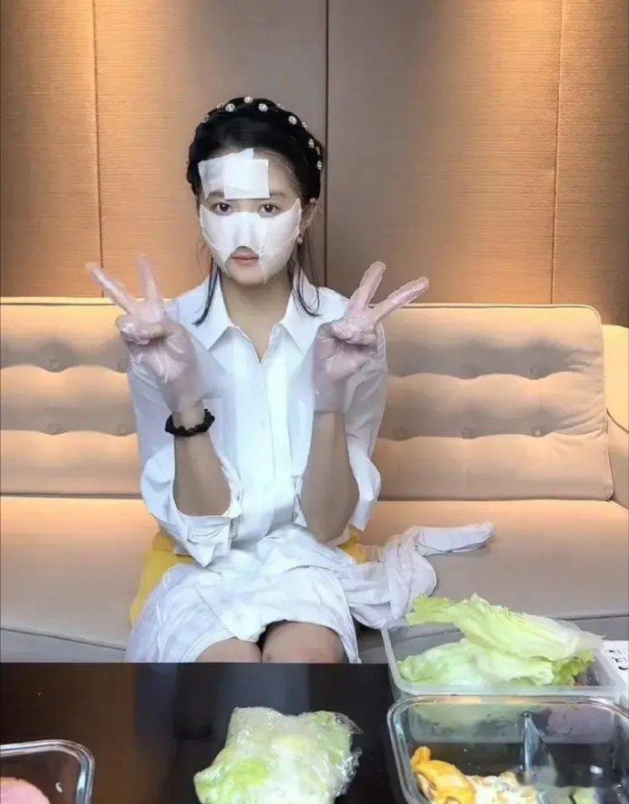 感觉关晓彤一年四季都在吃蔬菜三明治餐，她都这么瘦了，还天天吃着减脂低卡餐…​​