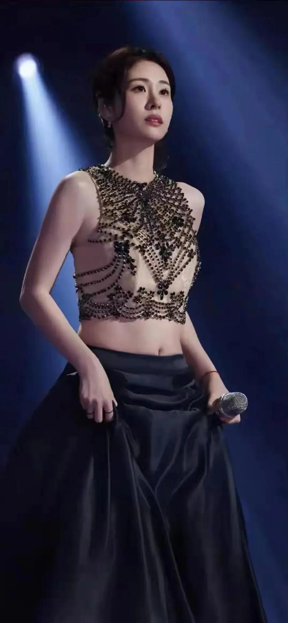 😂张碧晨这“透视装”，我直接看呆！家人们谁懂啊！张碧晨演唱会这一身造型直