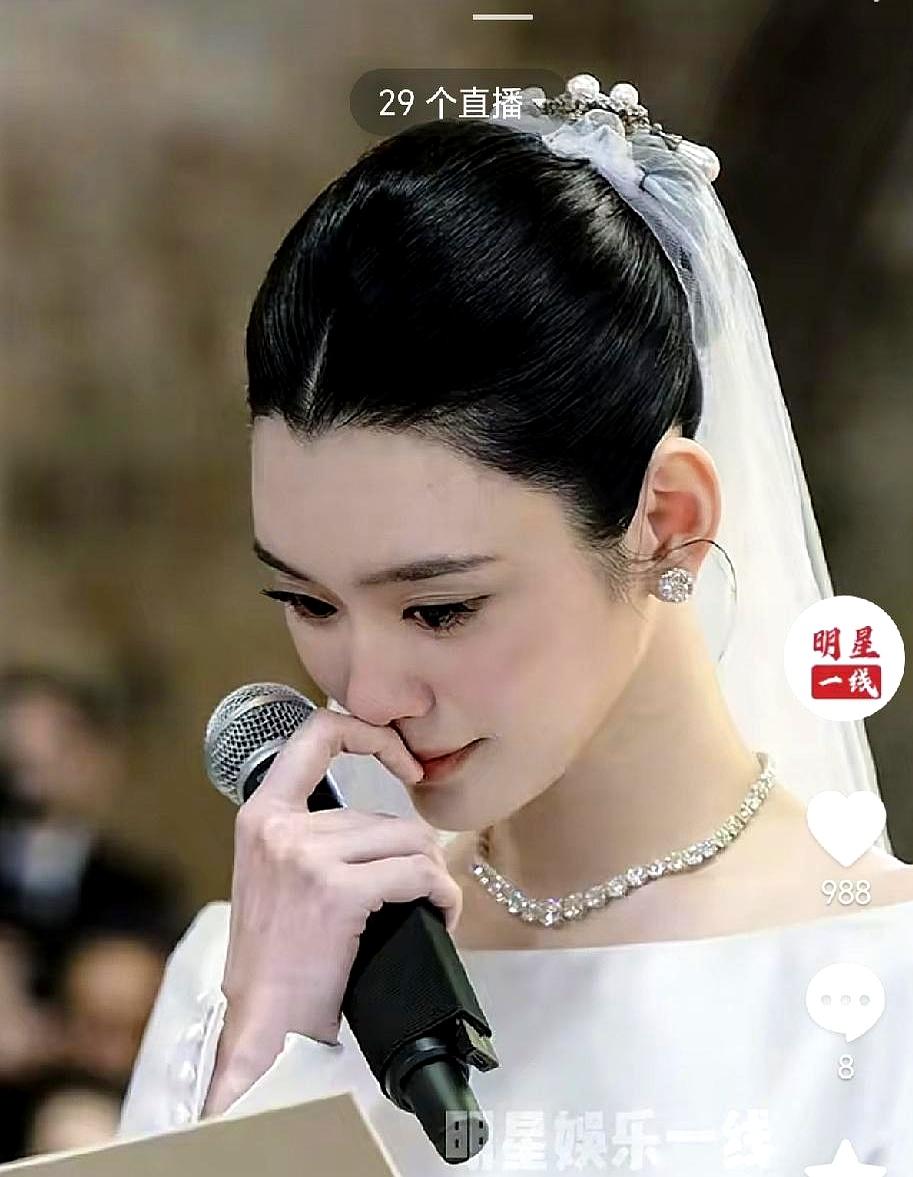 在豪门的场子里，领证像回执，婚礼才是官印，一敲下去，江湖就安静了。当初奚梦瑶没