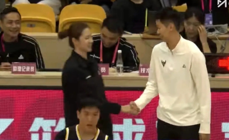 WCBA揭幕战，江苏女篮依然是全苏班，不但外援没一个，连内援也不见，能上场打球的