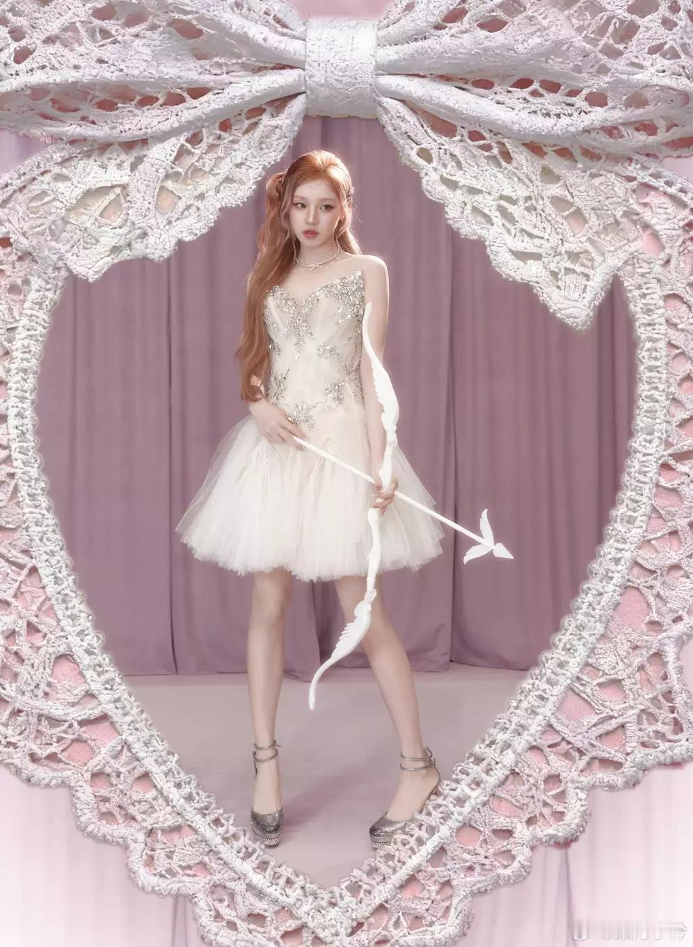 宋雨琦穿白色纱裙俏皮甜美站在八音盒上好似洋娃娃